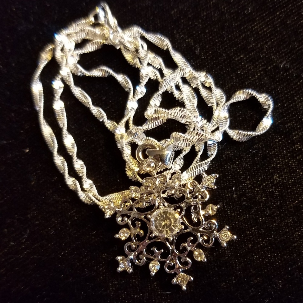 LAST ONE!White topaz & sterling snowflake necklace - Picture 3 of 7